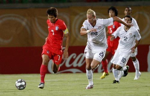  3일 새벽(한국시각) 이집트 수에즈 무바라크 스타디움에서 열린 2009 국제축구연맹(FIFA) 20세 이하(U-20) 월드컵 C조 3차전 대한민국-미국 경기, 한국 구자철(왼쪽)이 상대 선수를 피해 드리블을 하고 있다. 