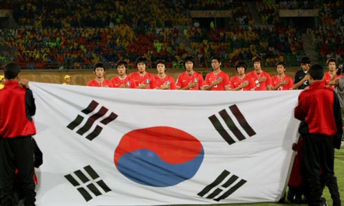  3일 새벽(한국시각) 이집트 수에즈 무바라크 스타디움에서 열린 2009 국제축구연맹(FIFA) 20세 이하(U-20) 월드컵 C조 3차전 대한민국-미국 경기 전, 한국 선수들이 태극기 앞에서 국민의례를 하고 있다. 