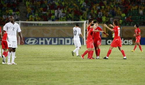3일 새벽(한국시각) 이집트 수에즈 무바라크 스타디움에서 열린 2009 국제축구연맹(FIFA) 20세 이하(U-20) 월드컵 C조 3차전 대한민국-미국 경기, 한국 선수들이 미국을 3대0으로 꺾고 16강 진출에 성공한 후 함께 환호하고 있다. 
