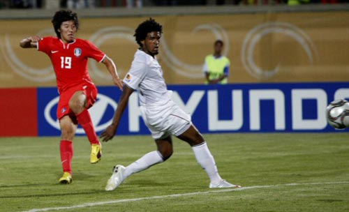 3일 새벽(한국시각) 이집트 수에즈 무바라크 스타디움에서 열린 2009 국제축구연맹(FIFA) 20세 이하(U-20) 월드컵 C조 3차전 대한민국-미국 경기,  한국 김보경이 상대 수비를 피해 두번째 골을 넣고 있다. 