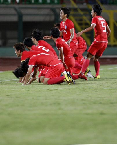 3일 새벽(한국시각) 이집트 수에즈 무바라크 스타디움에서 열린 2009 국제축구연맹(FIFA) 20세 이하(U-20) 월드컵 C조 3차전 대한민국-미국 경기, 한국 선수들이 첫 골을 넣고 나서 응원단 쪽으로 뛰어가 큰절을 하고 있다. 