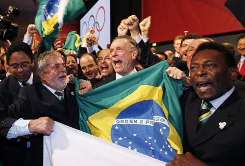 3일 새벽(한국시간) 덴마크 코펜하겐에서 열린 국제올림픽위원회(IOC) 제121차 총회에서 브라질 루이스 이나시오 룰라 다 실바 대통령(왼쪽)과 왕년의 축구 스타 펠레(오른쪽)가 2016년 하계 올림픽 개최지로 리우데자네이루유치가 결정되자 환호하고 있다. 