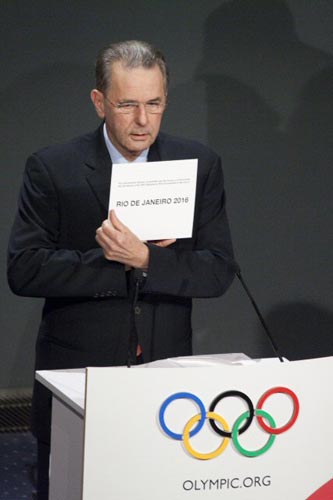 3일 새벽(한국시간) 덴마크 코펜하겐에서 열린 국제올림픽위원회(IOC) 제121차 총회, 자크 로게 IOC 위원장이 2016년 하계 올림픽 개최지로 브라질 리우데자네이루를 발표하고 있다. 