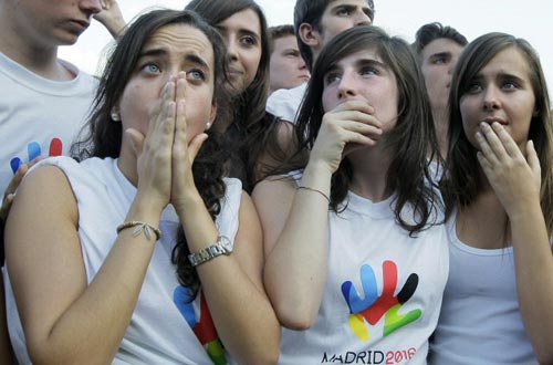 3일(현지시간) 스페인 마드리드 왕궁 앞에서 소녀들이 2016년 하계올림픽 개최지 결선 투표 결과를 지켜보고 있다. 