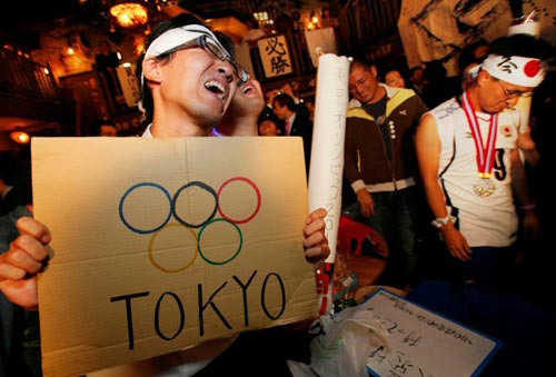 3일(한국시간) 일본 도쿄에서 한 남성이 2016년 하계올림픽 유치 2차 투표에서 도쿄가 탈락하자 아쉬워 하고 있다. 