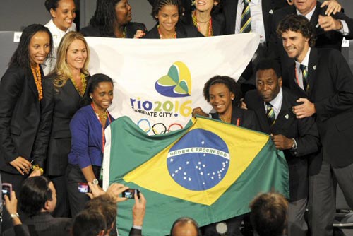 3일 새벽(한국시간) 덴마크 코펜하겐에서 열린 국제올림픽위원회(IOC) 제121차 총회, 브라질 리우데자네이루가 2016년 하계올림픽 개최지로 결정된 후 세계적인 축구 스타 펠레 등 브라질 유치단이 국기를 든 채 기뻐하고 있다. 
