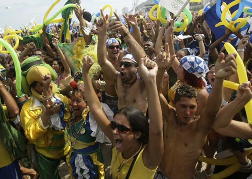 3일(한국시간) 브라질 리우데자네이루 코파카바나 해변에 모인 군중들이 2016년 하계올림픽 유치 소식에 기뻐하고 있다. 