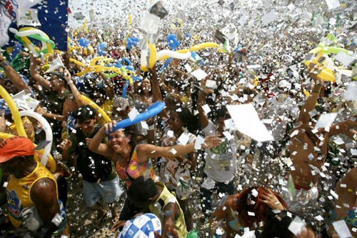 3일(한국시간) 브라질 리우데자네이루 코파카바나 해변에 모인 군중들이 2016년 하계올림픽 유치 소식에 기뻐하고 있다. 
