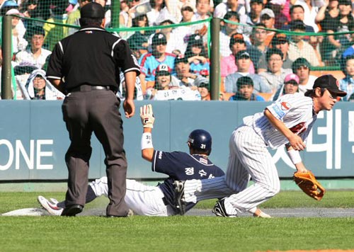 3일 부산 사직야구장에서 열린 2009 프로야구 준플레이오프 4차전 롯데 자이언츠-두산 베어스 경기, 두산 김현수의 역전 적시타 때 정수빈이 3루 진루에 성공하고 있다. 