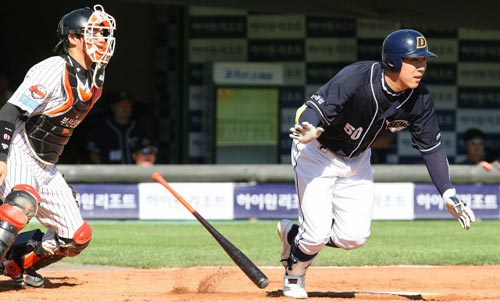 3일 부산 사직야구장에서 열린 2009 프로야구 준플레이오프 4차전 롯데 자이언츠-두산 베어스 경기, 두산 김현수가 3회초 무사 1, 3루 상황에서 역전 적시타를 치고 있다. 