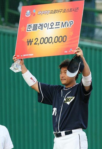 3일 부산 사직야구장에서 열린 2009 프로야구 준플레이오프 4차전 롯데 자이언츠-두산 베어스 경기 후, 준플레이오프 MVP에 선정된 두산 김동주가 기념촬영을 하고 있다. 