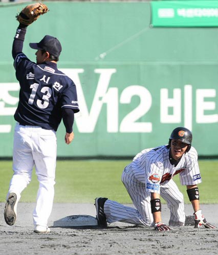 3일 부산 사직야구장에서 열린 2009 프로야구 준플레이오프 4차전 롯데 자이언츠-두산 베어스 경기,  롯데 박기혁(오른쪽)이 3회말 무사 상황에서 2루 도루를 시도하다 두산 유격수 손시헌에게 태그아웃 당하고 있다. 