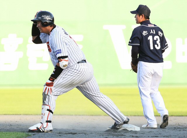 3일 부산 사직야구장에서 열린 2009 프로야구 준플레이오프 4차전 롯데 자이언츠-두산 베어스 경기, 롯데 이대호가 외야 담장을 맞추는 안타를 치고 2루까지 달리다 태그아웃 당한 후 아쉬워 하고 있다. 