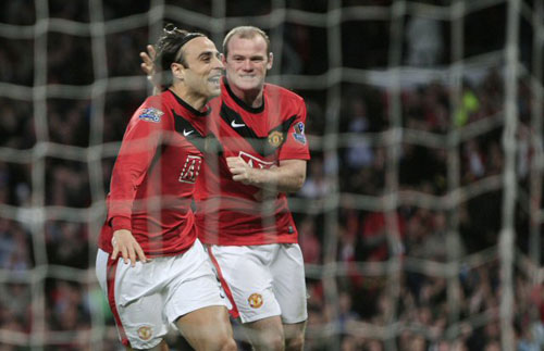 4일(한국시각) 올드 트래포드에서 펼쳐진 2009~10 잉글랜드 프로축구 프리미어리그 8라운드 맨체스터 유나이티드와 선더랜드의 경기에서 동점골에 성공한 베르바토프를 루니가 축하해 주고 있다. 