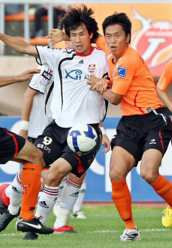 4일 오후 제주종합운동장에서 열린 K리그 제주유나이티드와 FC서울의 경기에서 제주 김인호와 서울 정조국이 공을 다투고 있다. 