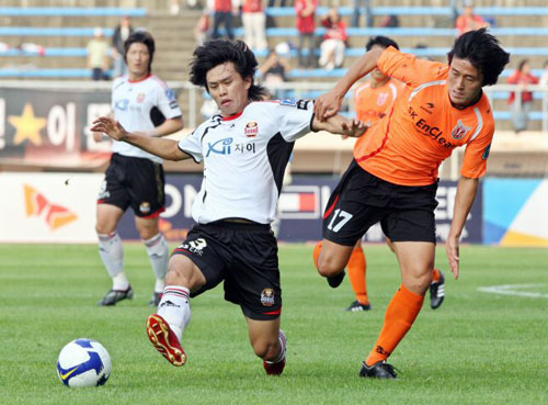 4일 오후 제주종합운동장에서 열린 K리그 제주유나이티드와 FC서울의 경기에서 제주 전재운과 서울 안태은이 공을 다투고 있다. 