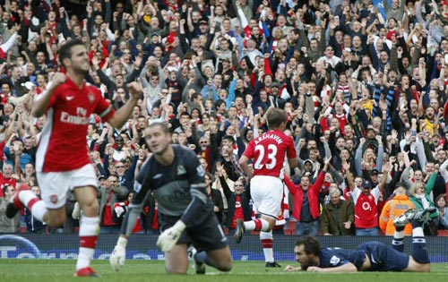 4일(현지시간) 영국 런던 에미레이트 스타디움에서 열린 잉글랜드 프리미어리그 아스널-블랙번 경기, 아스널 안드레이 아르샤빈(오른쪽)이 골을 넣자 팀 동료 세스크 파브레가스가 함께 환호하고 있다. 