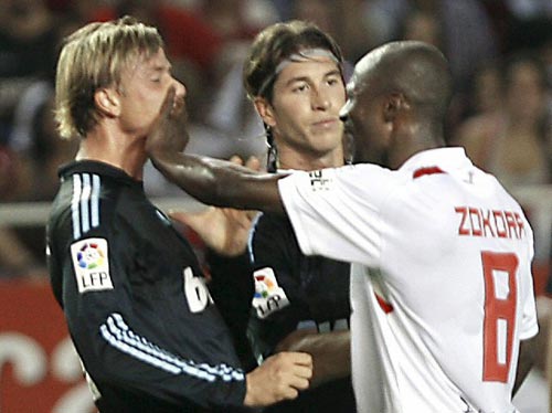 4일(현지시간) 스페인 세비야에서 열린 프리메라리가 세비야-레알 마드리드 경기, 세비야 디디에 조코라(오른쪽)가 레알 마드리드 구티(왼쪽)와 신경전 중 얼굴을 밀치고 있다. 