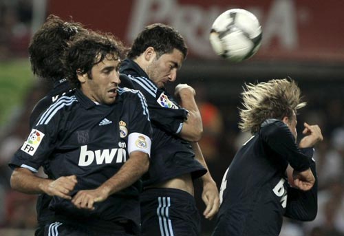 4일(현지시간) 스페인 세비야에서 열린 프리메라리가 세비야-레알 마드리드 경기,  레알 마드리드 카카, 라울, 곤살로 이구아인, 구티(왼쪽부터)가 함께 헤딩을 시도하고 있다. 