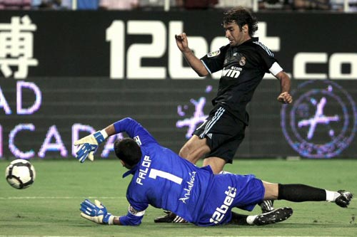 4일(현지시간) 스페인 세비야에서 열린 프리메라리가 세비야-레알 마드리드 경기, 레알 마드리드 공격수 라울(오른쪽)이 세비야 안드레스 팔롭 골키퍼를 앞에 두고 슛을 시도하고 있다. 