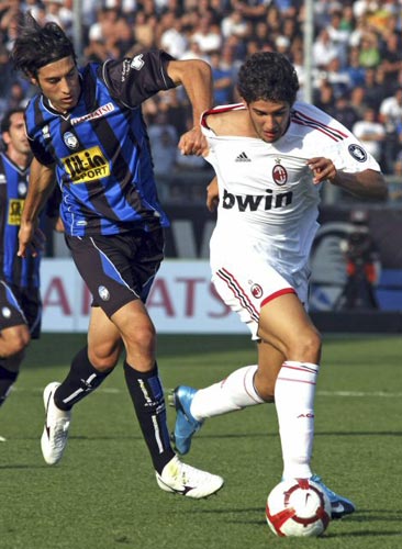 4일(현지시간) 이탈리아 베르가모에서 열린 세리에A 아틀란타-AC밀란 경기, 아틀란타 페데리코 펠루소(왼쪽)가 AC밀란 파투의 돌파를 저지하고 있다. 