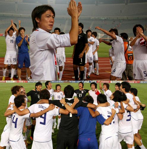  6일 새벽(한국시간) 이집트 카이로 스타디움에서 열린 2009 국제축구연맹(FIFA) 20세 이하(U-20) 월드컵 16강전 대한민국-파라과이 경기, 한국 홍명보 감독과 선수들이 파라과이를 3대0으로 완파하고 8강에 진출한 후 기뻐하고 있다. 