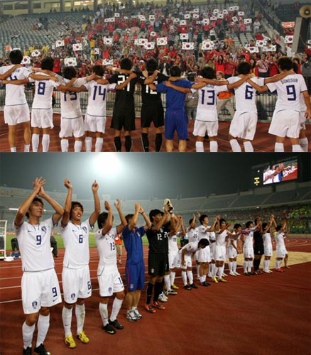 6일 새벽(한국시간) 이집트 카이로 스타디움에서 열린 2009 국제축구연맹(FIFA) 20세 이하(U-20) 월드컵 16강전 대한민국-파라과이 경기, 파라과이를 3대0으로 완파하고 8강 진출에 성공한 한국 선수들이 태극기를 든 채 환호하고 있는 교민과 원정 응원단 앞에서 인사하고 있다. 