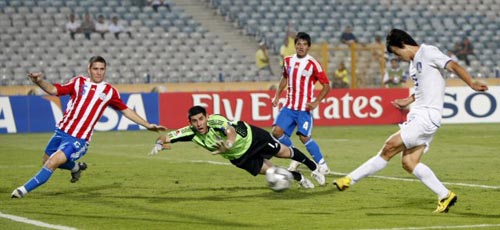 6일 새벽(한국시간) 이집트 카이로 스타디움에서 열린 2009 국제축구연맹(FIFA) 20세 이하(U-20) 월드컵 16강전 대한민국-파라과이 경기, 한국 김보경이 상대 수비를 피해 첫 골을 넣고 있다 