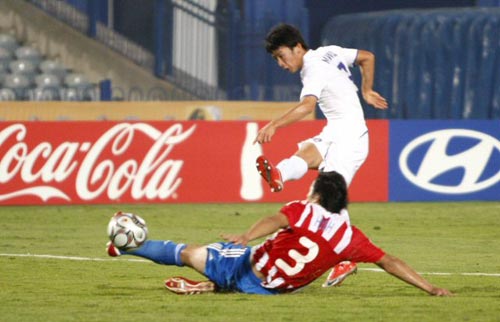 6일 새벽(한국시간) 이집트 카이로 스타디움에서 열린 2009 국제축구연맹(FIFA) 20세 이하(U-20) 월드컵 16강전 대한민국-파라과이 경기, 한국 김민우가 슛을 시도하고 있다. 
