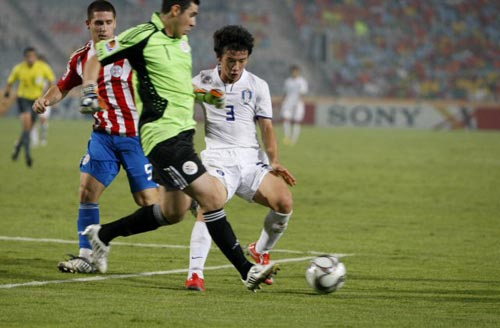 6일 새벽(한국시간) 이집트 카이로 스타디움에서 열린 2009 국제축구연맹(FIFA) 20세 이하(U-20) 월드컵 16강전 대한민국-파라과이 경기, 한국 김민우가 파라과이 골키퍼와 볼다툼을 벌이고 있다. 