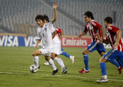 6일 새벽(한국시간) 이집트 카이로 스타디움에서 열린 2009 국제축구연맹(FIFA) 20세 이하(U-20) 월드컵 16강전 대한민국-파라과이 경기, 한국 김동섭이 상대 선수들을 따돌리고 드리블을 하고 있다. 