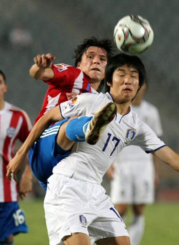6일 새벽(한국시간) 이집트 카이로 스타디움에서 열린 2009 국제축구연맹(FIFA) 20세 이하(U-20) 월드컵 16강전 대한민국-파라과이 경기, 파라과이 페데리코 산탄데르(왼쪽)와 한국 윤석영이 볼다툼을 벌이고 있다. 
