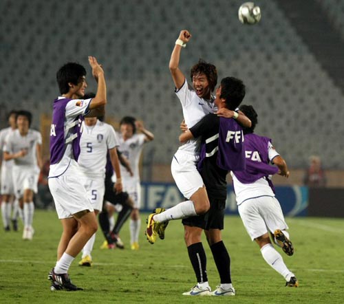 6일 새벽(한국시간) 이집트 카이로 스타디움에서 열린 2009 국제축구연맹(FIFA) 20세 이하(U-20) 월드컵 16강전 대한민국-파라과이 경기, 파라과이를 3대0으로 완파하고 8강 진출에 성공한 한국 선수들이 환호하고 있다. 