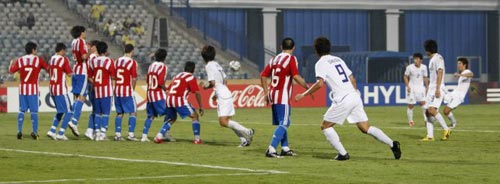 6일 새벽(한국시간) 이집트 카이로 스타디움에서 열린 2009 국제축구연맹(FIFA) 20세 이하(U-20) 월드컵 16강전 대한민국-파라과이 경기, 한국 구자철(오른쪽)이 파라과이 수비벽을 앞에 두고 프리킥을 시도하고 있다. 