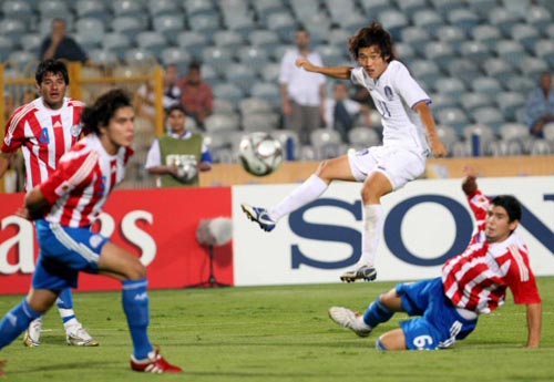 6일 새벽(한국시간) 이집트 카이로 스타디움에서 열린 2009 국제축구연맹(FIFA) 20세 이하(U-20) 월드컵 16강전 대한민국-파라과이 경기, 한국 서정진이 상대 수비를 피해 슛을 시도하고 있다. 