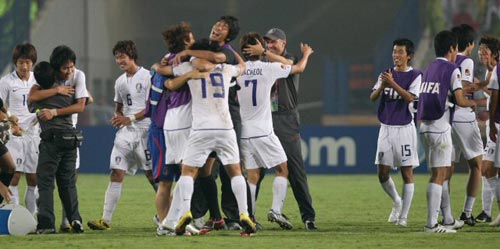 6일 새벽(한국시간) 이집트 카이로 스타디움에서 열린 2009 국제축구연맹(FIFA) 20세 이하(U-20) 월드컵 16강전 대한민국-파라과이 경기, 파라과이를 3대0으로 완파하고 8강 진출에 성공한 한국 선수들이 환호하고 있다. 