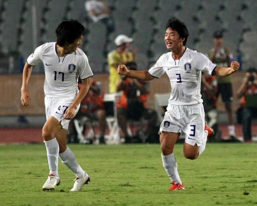 6일 새벽(한국시간) 이집트 카이로 스타디움에서 열린 2009 국제축구연맹(FIFA) 20세 이하(U-20) 월드컵 16강전 대한민국-파라과이 경기, 한국 김민우(오른쪽)가 자신의 두번째 골을 넣은 후 팀 동료 윤석영과 함께 기뻐하고 있다. 