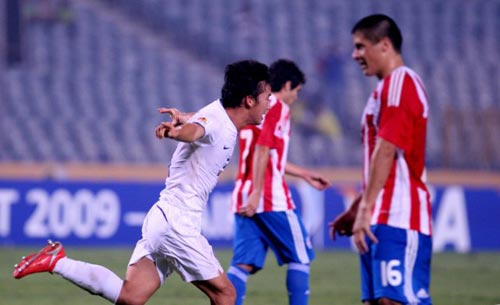 6일 새벽(한국시간) 이집트 카이로 스타디움에서 열린 2009 국제축구연맹(FIFA) 20세 이하(U-20) 월드컵 16강전 대한민국-파라과이 경기, 한국 김민우가 팀의 3번째 골을 넣은 후 세리머리를 펼치고 있다. 