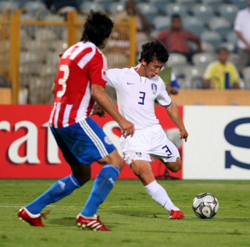 6일 새벽(한국시간) 이집트 카이로 스타디움에서 열린 2009 국제축구연맹(FIFA) 20세 이하(U-20) 월드컵 16강전 대한민국-파라과이 경기, 한국 김민우가 팀의 2번째 골을 넣고 있다. 