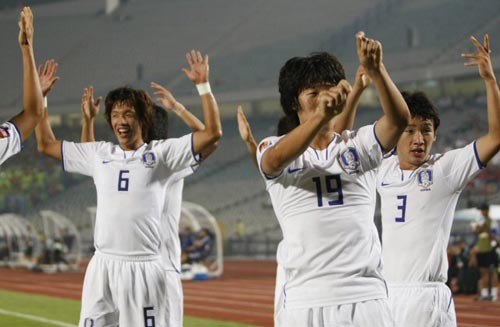 6일 새벽(한국시간) 이집트 카이로 스타디움에서 열린 2009 국제축구연맹(FIFA) 20세 이하(U-20) 월드컵 16강전 대한민국-파라과이 경기, 한국 김보경이 선제골을 넣은 후 세리머니를 펼치고 있다. 