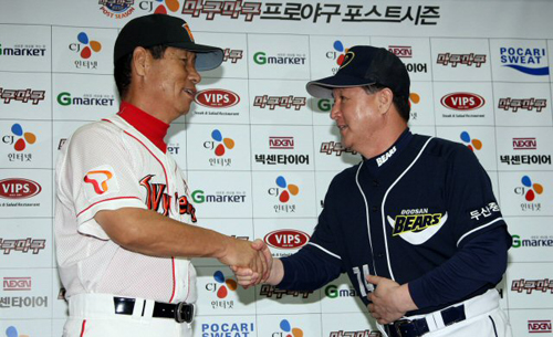  6일 오후 인천 문학구장에서 열린 2009 프로야구 플레이오프 미디어데이 행사에서 김성근 SK 감독과 김경문 두산 감독이 악수를 나누고 있다. 