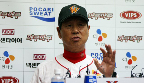 6일 오후 인천 문학구장에서 SK 김성근 감독이 2009 프로야구 플레이오프 경기에 임하는 포부를 밝히고 있다. 
