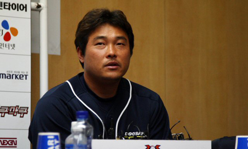 6일 오후 인천 문학구장에서 두산 김동주 선수가 2009 프로야구 플레이오프경기에 임하는 포부를 밝히고 있다. 