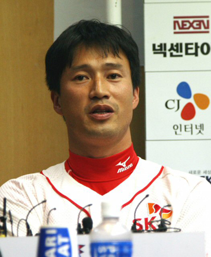 6일 오후 인천 문학구장에서 SK 김재현 선수가 2009 프로야구 플레이오프 경기에 임하는 포부를 밝히고 있다. 