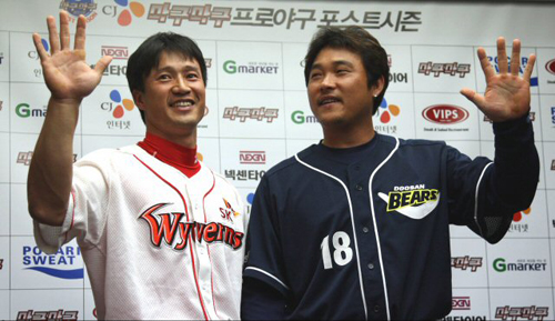 6일 오후 인천 문학구장에서 SK 김재현과 두산 김동주가 2009 프로야구 플레이오프 경기에서 선전하여 5차전까지 경기를 펼치겠다며 다섯 손가락을 펴 보이고 있다. 
