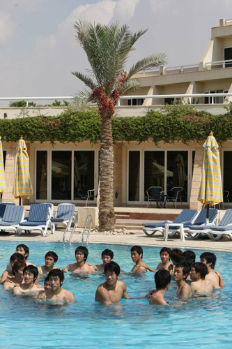파라과이를 누르고 18년 만에 8강에 오른 홍명보호 U-20축구대표팀 선수들이 6일 오후(현지시각) 이집트 카이로 JW 메리어트호텔 숙소 내 수영장에서 수중 회복훈련을 하고 있다. 