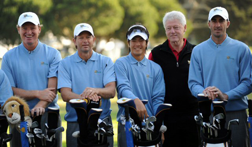 6일(현지시간) 미국 샌프란시스코 하딩파크 골프장에서 열린 프레지던츠컵 첫번째 연습 라운드에서 세계연합팀 선수들이 빌 클린턴 미국 전 대통령과 기념촬영을 하고 있다. 