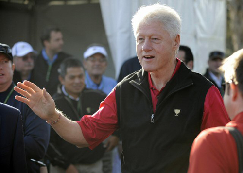 6일(현지시간) 미국 샌프란시스코 하딩파크 골프장에서 열린 프레지던츠컵 첫번째 연습 라운드에 참석한 빌 클린턴 미국 전 대통령이 선수들을 향해 손을 흔들고 있다. 