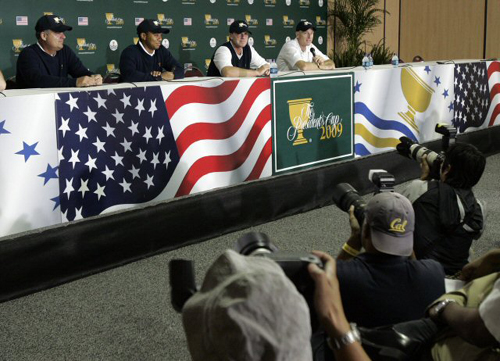 6일(현지시간) 미국 샌프란시스코 하딩파크 골프장에서 열린 프레지던츠컵 첫번째 연습 라운드 기자회견에서 미국 대표팀이 질문을 받고 있다. 