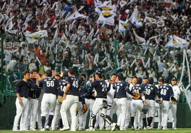  7일 인천 문학구장에서 열린 2009 프로야구 플레이오프 1차전 SK 와이번스와 두산 베이스의 경기에서 3-2로 승리한 두산 선수들이 승리의 하이파이브를 나눈 뒤 팬들을 향해 인사하고 있다. 